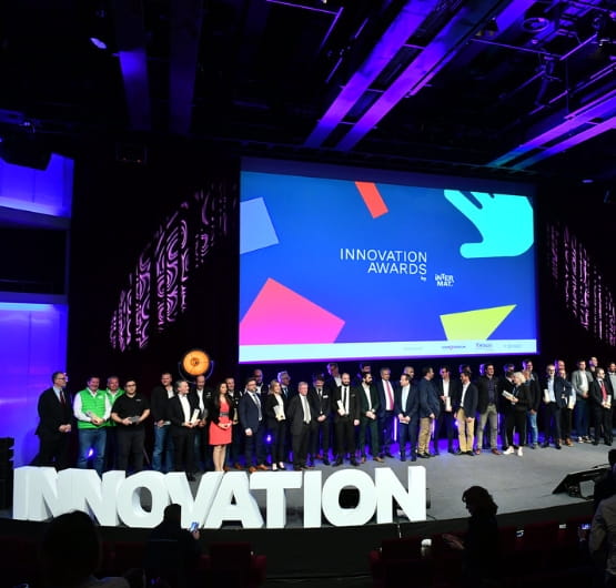 groupe de professionnels devant un écran géant pour les prix de l'innovation à INTERMAT 2024
