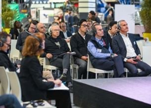 Participants écoutant une présentation lors d'INTERMAT