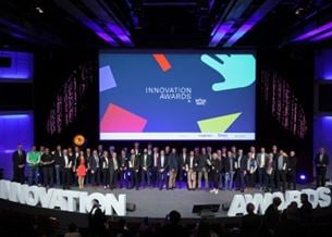 Lauréats des Innovation Awards sur scène avec présentation