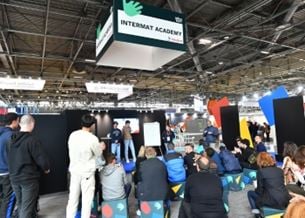 Public assistant à une démonstration à l’Intermat Academy