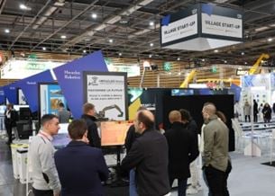 Visiteurs explorant des stands dans le Village Startup