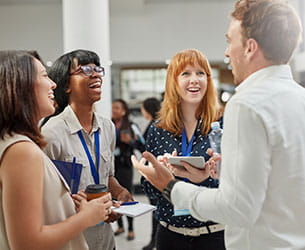 Des visiteurs contactent les equipes INTERMAT